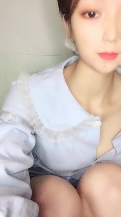 清纯美少女，宿舍自慰，手指掰穴角度很多，撅起屁股双洞可见，像是开发过了一样 截图4