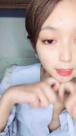 清纯美少女，宿舍自慰，手指掰穴角度很多，撅起屁股双洞可见，像是开发过了一样 截图5