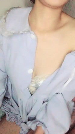 清纯美少女，宿舍自慰，手指掰穴角度很多，撅起屁股双洞可见，像是开发过了一样 截图7