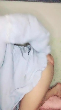 清纯美少女，宿舍自慰，手指掰穴角度很多，撅起屁股双洞可见，像是开发过了一样 截图8