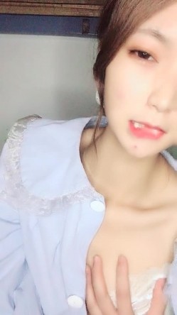 清纯美少女，宿舍自慰，手指掰穴角度很多，撅起屁股双洞可见，像是开发过了一样 截图9
