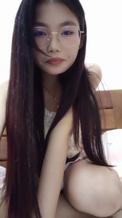 外表清纯眼镜妹！玩起来非常骚！苗条身材贫乳，粗大道具自慰，洞口磨蹭深插到底，骑乘位抽插 截图1