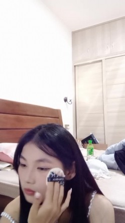 外表清纯眼镜妹！玩起来非常骚！苗条身材贫乳，粗大道具自慰，洞口磨蹭深插到底，骑乘位抽插 截图3