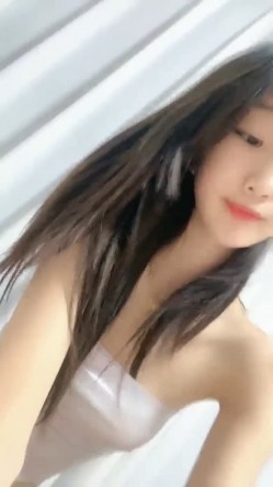【兔熊】，刚从学校跑出来，首次露脸，赚学费，这小屁股蛋子，又圆又白又翘，看得瞬时硬 截图9