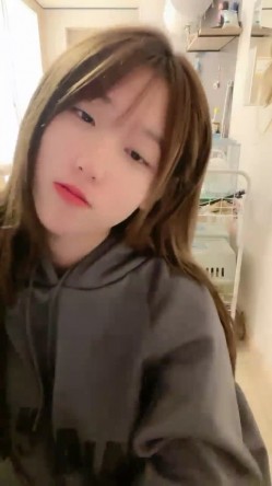 超漂亮！校花级女神~【为笨蛋争口气】扣穴自慰！爽出白浆 截图3