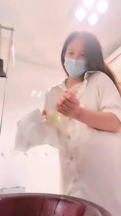性感尤物大奶美女！假屌吸在桌子上骑坐！猛捅骚穴流白浆，浴室摸穴喷水，娇喘超诱惑 截图2