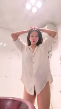 性感尤物大奶美女！假屌吸在桌子上骑坐！猛捅骚穴流白浆，浴室摸穴喷水，娇喘超诱惑 截图11