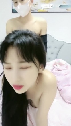 清纯小师妹全程露脸跟小哥激情啪啪，黑丝情趣装诱惑，主动上位抽插表情好骚啊，让小哥后入草屁股眼给狼友看 截图16