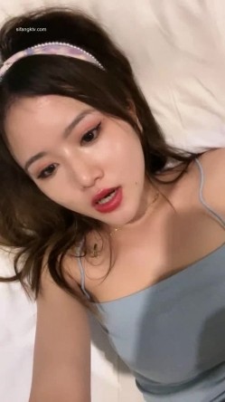 新人网红女神~【久违的小仙女】长腿翘臀~跳蛋自慰~撸肾虚~太挑逗了！蜜桃臀，丝袜下逼若隐若现 截图1
