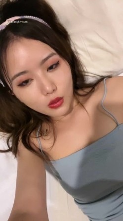 新人网红女神~【久违的小仙女】长腿翘臀~跳蛋自慰~撸肾虚~太挑逗了！蜜桃臀，丝袜下逼若隐若现 截图2