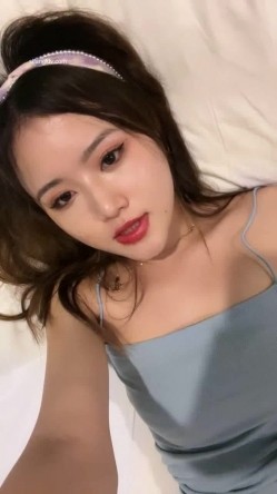 新人网红女神~【久违的小仙女】长腿翘臀~跳蛋自慰~撸肾虚~太挑逗了！蜜桃臀，丝袜下逼若隐若现 截图3
