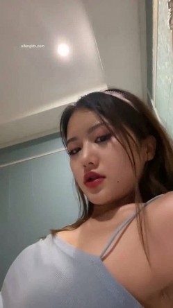 新人网红女神~【久违的小仙女】长腿翘臀~跳蛋自慰~撸肾虚~太挑逗了！蜜桃臀，丝袜下逼若隐若现 截图4