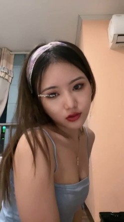新人网红女神~【久违的小仙女】长腿翘臀~跳蛋自慰~撸肾虚~太挑逗了！蜜桃臀，丝袜下逼若隐若现 截图15