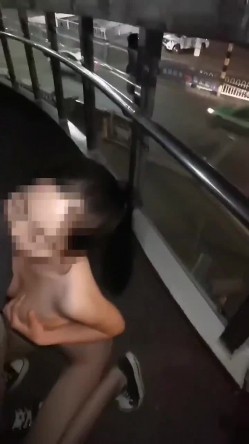 喜欢在野外漏出的甜美美腿草莓女神 最全集合，胆子非常大啊，在夜晚还有车流人流的大街上一丝不挂漏出，甚至自慰 甚至做爱 截图6