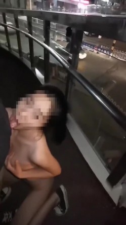 喜欢在野外漏出的甜美美腿草莓女神 最全集合，胆子非常大啊，在夜晚还有车流人流的大街上一丝不挂漏出，甚至自慰 甚至做爱 截图7