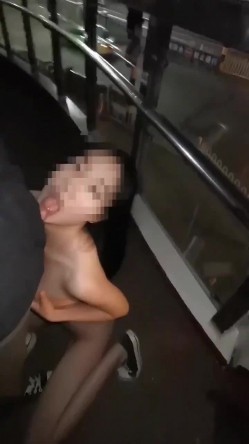 喜欢在野外漏出的甜美美腿草莓女神 最全集合，胆子非常大啊，在夜晚还有车流人流的大街上一丝不挂漏出，甚至自慰 甚至做爱 截图9