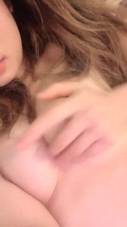 文静的【哭了的小十九】宿舍里的小骚货 趁室友不在骚一把！~女神又给粉丝们福利了，校花的情色私密 截图4
