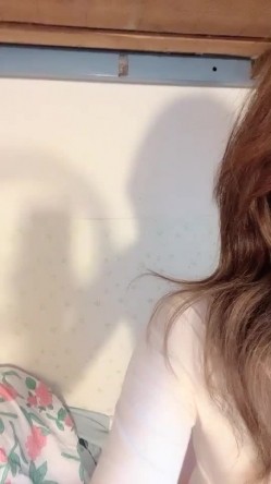 文静的【哭了的小十九】宿舍里的小骚货 趁室友不在骚一把！~女神又给粉丝们福利了，校花的情色私密 截图8