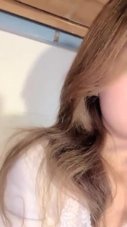 文静的【哭了的小十九】宿舍里的小骚货 趁室友不在骚一把！~女神又给粉丝们福利了，校花的情色私密 截图9