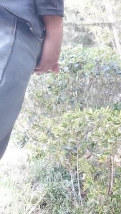 小骚逼约大哥出来嗨皮，看着下方车流嫂子摸大哥鸡巴勾搭，扒下裤子就开干激情后入捏着奶子，叫声好骚精彩不断 截图3