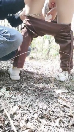 小骚逼约大哥出来嗨皮，看着下方车流嫂子摸大哥鸡巴勾搭，扒下裤子就开干激情后入捏着奶子，叫声好骚精彩不断 截图4