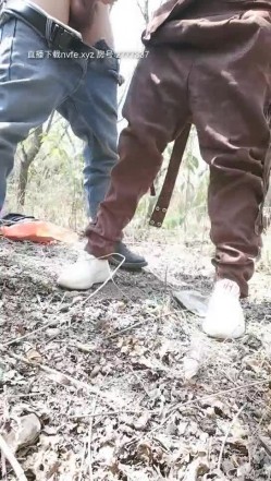 小骚逼约大哥出来嗨皮，看着下方车流嫂子摸大哥鸡巴勾搭，扒下裤子就开干激情后入捏着奶子，叫声好骚精彩不断 截图5