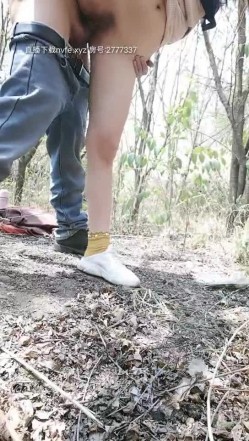 小骚逼约大哥出来嗨皮，看着下方车流嫂子摸大哥鸡巴勾搭，扒下裤子就开干激情后入捏着奶子，叫声好骚精彩不断 截图7