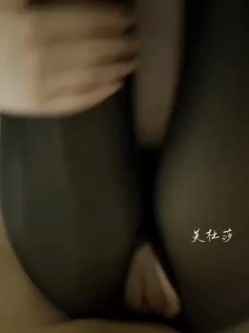高颜长腿骚货『美杜莎』最新淫乱群交私拍 网咖包厢群P淫乱 职业装被上司强上 截图6