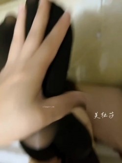 高颜长腿骚货『美杜莎』最新淫乱群交私拍 网咖包厢群P淫乱 职业装被上司强上 截图11