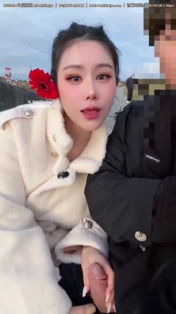超美整活御姐汐梦瑶最新 公园里美女穿着过膝黑丝头戴大红花 人前大胆口交 然后找个无人的地方啪啪 截图8