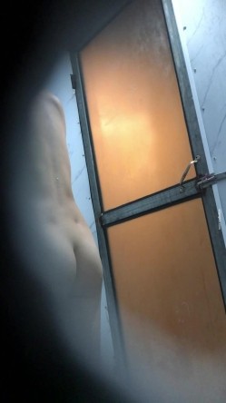 【出租屋浴室偷拍】超清画质现场破洞偷拍多位身材不错小姐姐 洞中窥逼 精彩值得收藏 截图4