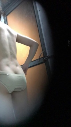 【出租屋浴室偷拍】超清画质现场破洞偷拍多位身材不错小姐姐 洞中窥逼 精彩值得收藏 截图9