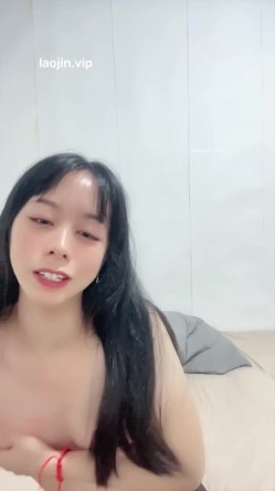 28岁离异小少妇，【乖清儿】，和情人深夜到阳台啪啪，后入雪白的小翘臀，多场干炮，香艳佳作！ 截图4