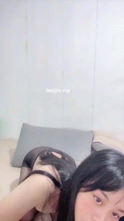 28岁离异小少妇，【乖清儿】，和情人深夜到阳台啪啪，后入雪白的小翘臀，多场干炮，香艳佳作！ 截图7