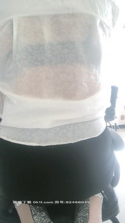淫荡的电信客服勾搭一起值班的男同事，逼里塞着跳弹把自己搞得淫水泛滥让小哥后入爆草抽插，完事还拿拖把插逼 截图1