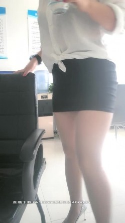 淫荡的电信客服勾搭一起值班的男同事，逼里塞着跳弹把自己搞得淫水泛滥让小哥后入爆草抽插，完事还拿拖把插逼 截图3