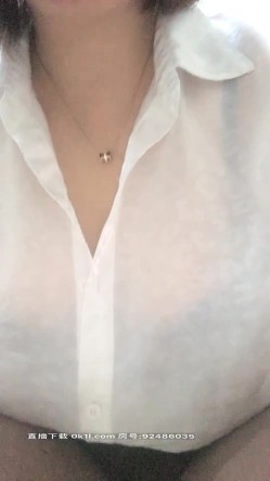 淫荡的电信客服勾搭一起值班的男同事，逼里塞着跳弹把自己搞得淫水泛滥让小哥后入爆草抽插，完事还拿拖把插逼 截图11