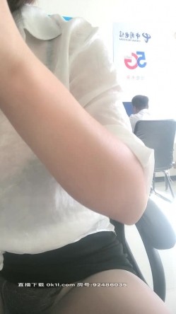 淫荡的电信客服勾搭一起值班的男同事，逼里塞着跳弹把自己搞得淫水泛滥让小哥后入爆草抽插，完事还拿拖把插逼 截图12
