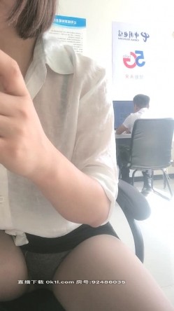 淫荡的电信客服勾搭一起值班的男同事，逼里塞着跳弹把自己搞得淫水泛滥让小哥后入爆草抽插，完事还拿拖把插逼 截图13