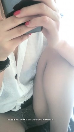淫荡的电信客服勾搭一起值班的男同事，逼里塞着跳弹把自己搞得淫水泛滥让小哥后入爆草抽插，完事还拿拖把插逼 截图15