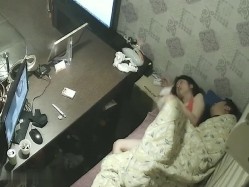 黑客破解家庭网络摄像头偷拍 正在上网老公突然性起把明星颜值媳妇叫过来干一炮发泄 截图1