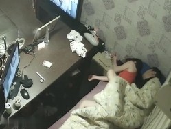 黑客破解家庭网络摄像头偷拍 正在上网老公突然性起把明星颜值媳妇叫过来干一炮发泄 截图2
