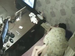 黑客破解家庭网络摄像头偷拍 正在上网老公突然性起把明星颜值媳妇叫过来干一炮发泄 截图5
