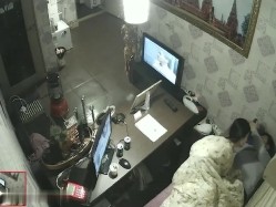 黑客破解家庭网络摄像头偷拍 正在上网老公突然性起把明星颜值媳妇叫过来干一炮发泄 截图10