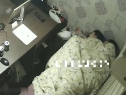 黑客破解家庭网络摄像头偷拍 正在上网老公突然性起把明星颜值媳妇叫过来干一炮发泄 截图11