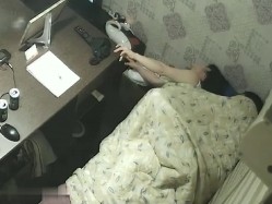 黑客破解家庭网络摄像头偷拍 正在上网老公突然性起把明星颜值媳妇叫过来干一炮发泄 截图14