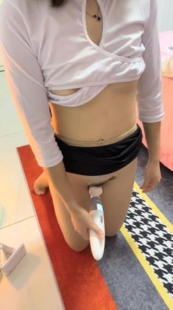 【丧志母狗无脑调教】，调教界圈中大神，道具繁多，两个少妇真听话，什么指令都执行，大白臀求插超淫贱 截图1