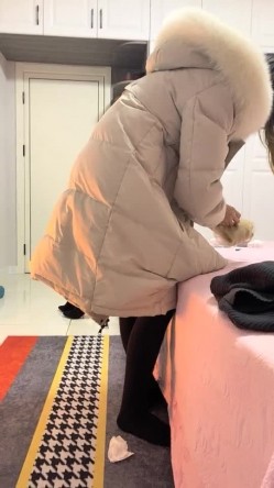 【丧志母狗无脑调教】，调教界圈中大神，道具繁多，两个少妇真听话，什么指令都执行，大白臀求插超淫贱 截图4