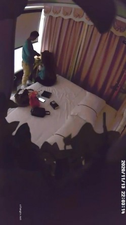 高校附近情趣酒店近视角荧幕主题房偷拍穿情侣服学生情侣带着宵夜开房过夜 截图1