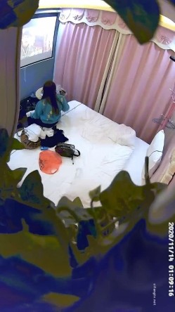 高校附近情趣酒店近视角荧幕主题房偷拍穿情侣服学生情侣带着宵夜开房过夜 截图5